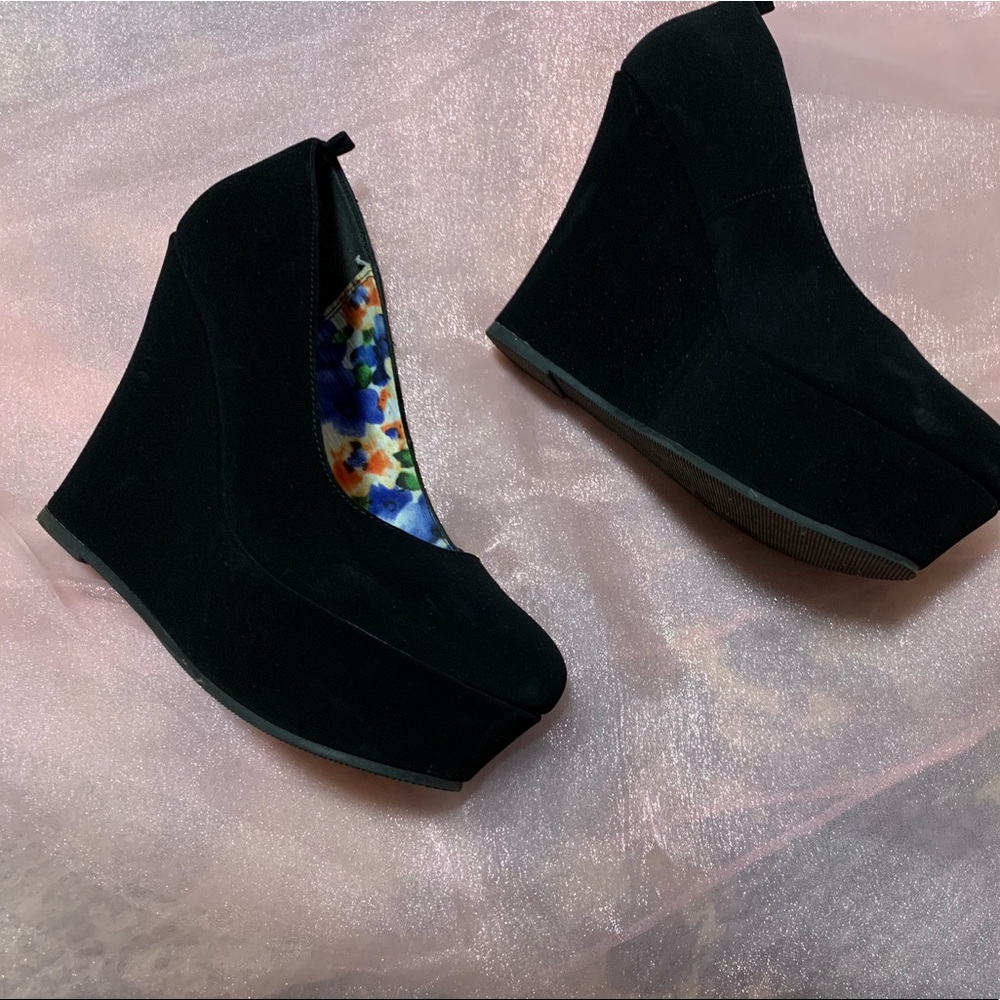 Daisy Fuentes Black Wedges